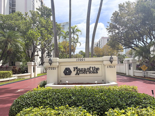Plaza of the Americas  photo 2